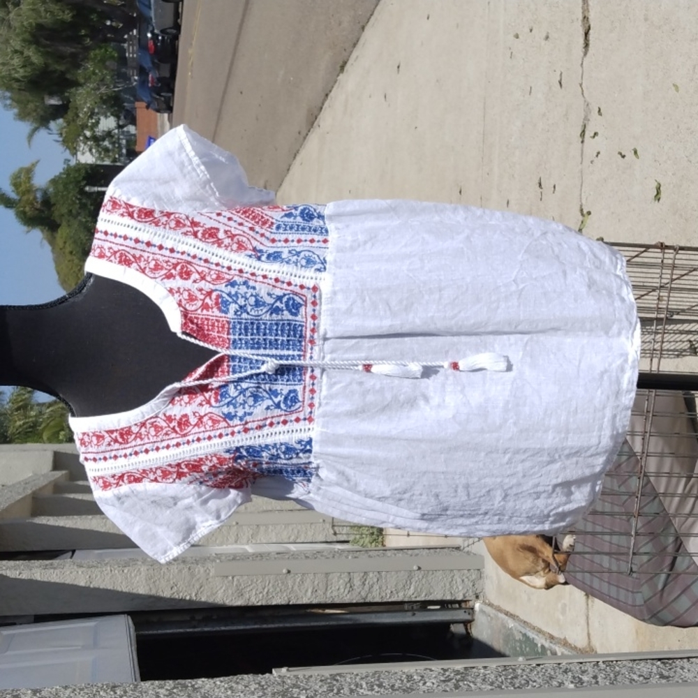 Style & Co. Medium, white, short sleeve, v neck w/strings, NWOT, red/blue embroi
